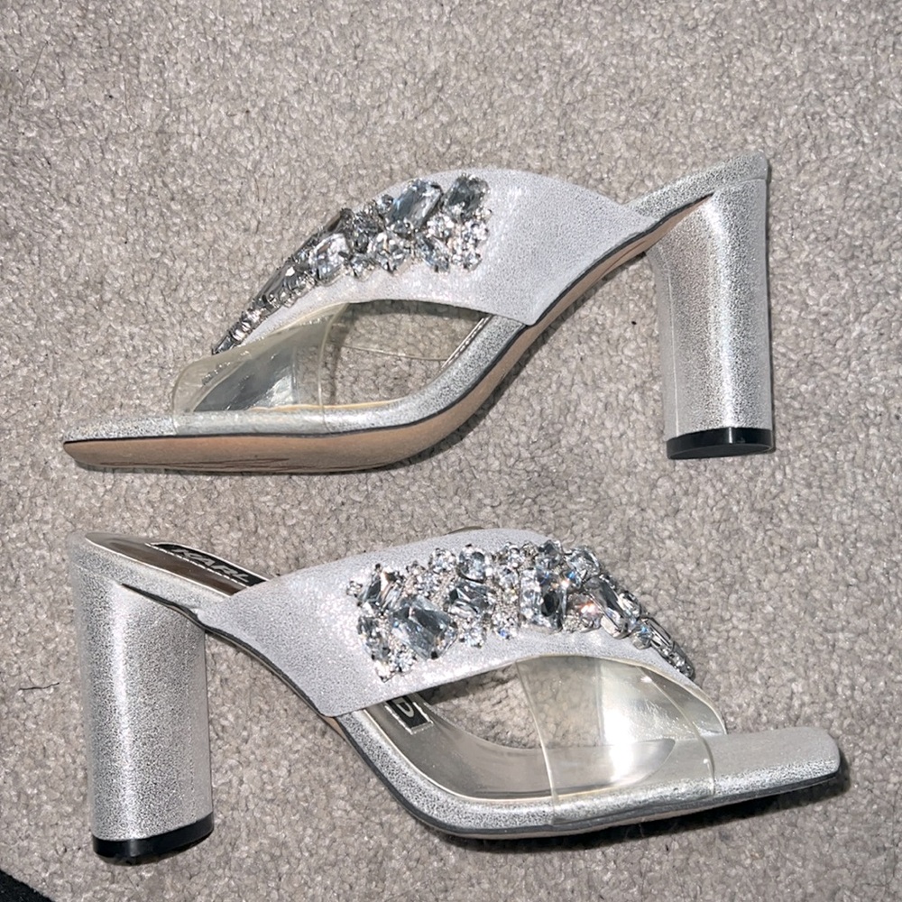 Silver Heels - Picture 2 of 5